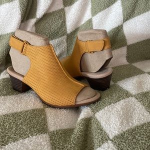 VALARIE JAMES YELLOW
NUBUCK - 26143209 BY
CLARKS